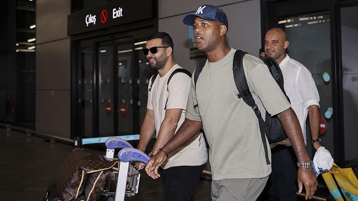 hollandali-teknik-direktor-patrick-kluivert-adana-demirspor-icin-istanbula-geldi-HQRFKAev.jpg