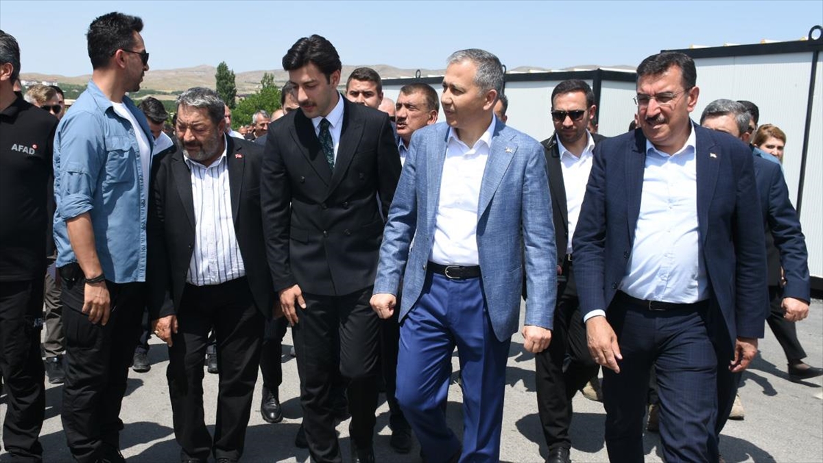 icisleri-bakani-yerlikaya-malatyada-depremzedelerle-bir-araya-geldi-k6M6A161.jpg