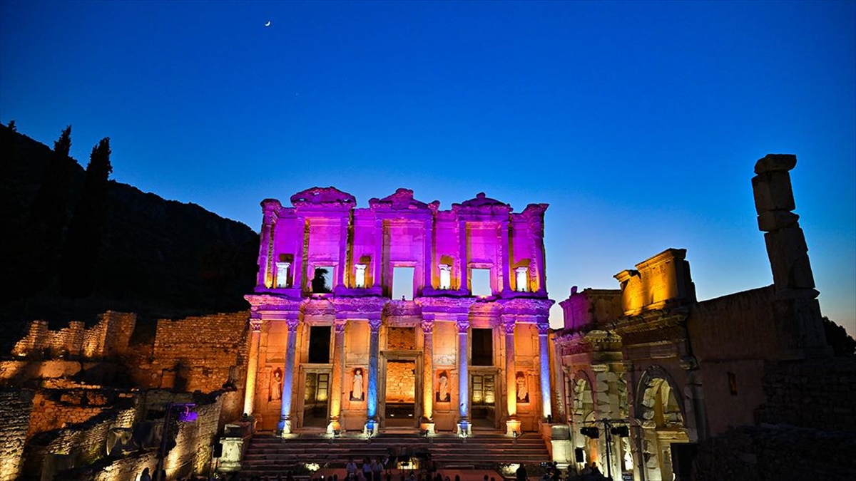 isiklandirilan-efes-antik-kenti-gece-ayri-bir-guzel-x3djIEfv.jpg
