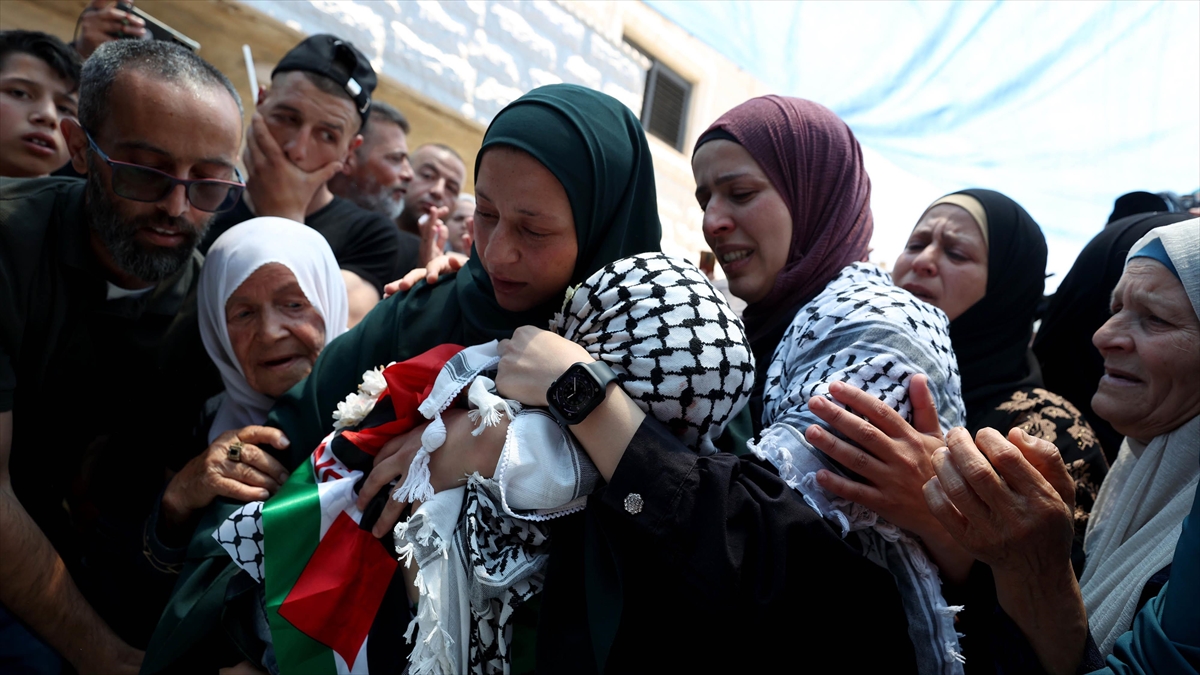 israil-askerlerinin-kursunuyla-olen-filistinli-bebek-topraga-verildi-v6GehM3W.jpg