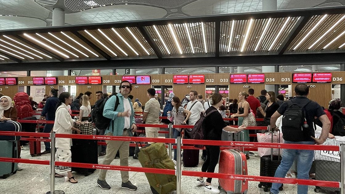 istanbul-havalimaninda-tatil-yogunlugu-RiUsH2Ag.jpg