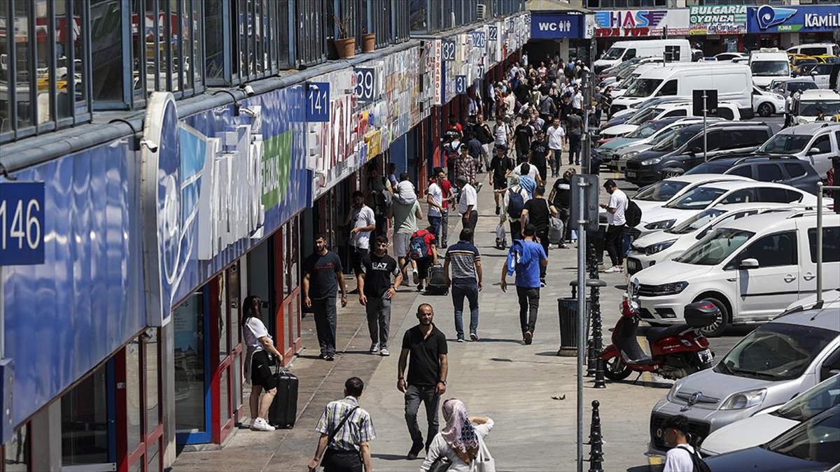 istanbul-otogarinda-bayram-yogunlugu-yasaniyor-ev3ry2Dw.jpg