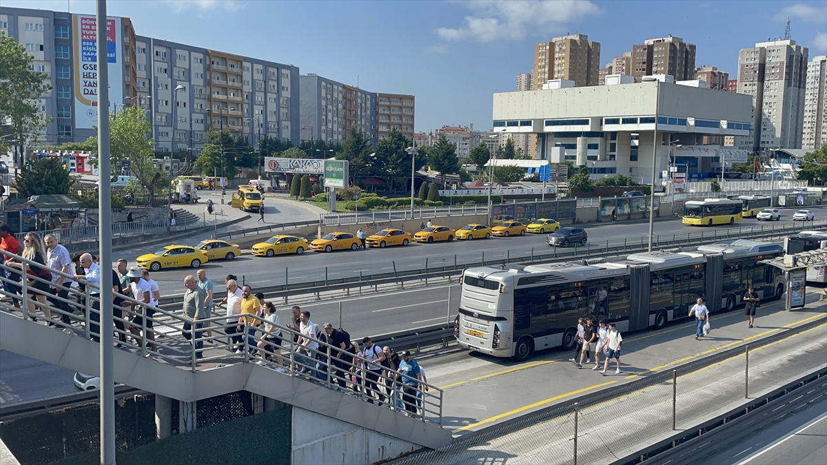 istanbul-sira-disi-bir-pazartesiye-uyandi-MC1fnxhj.jpg