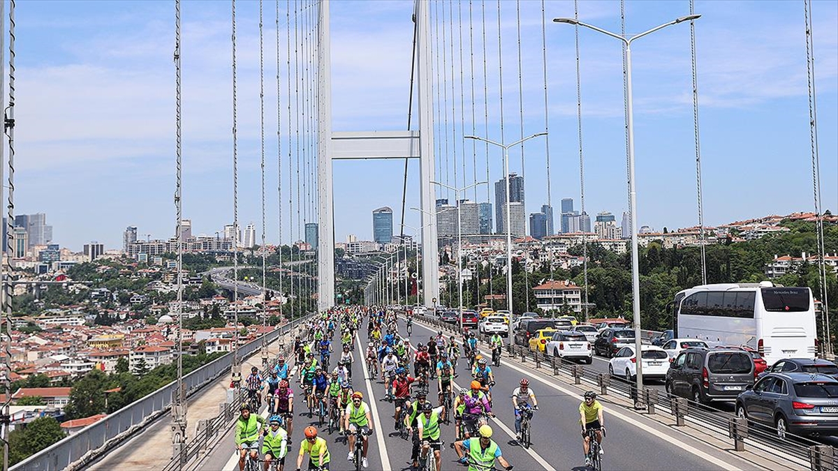 istanbulda-bisiklet-tutkunlari-kitalar-arasi-pedal-basti-HLMlHqdw.jpg
