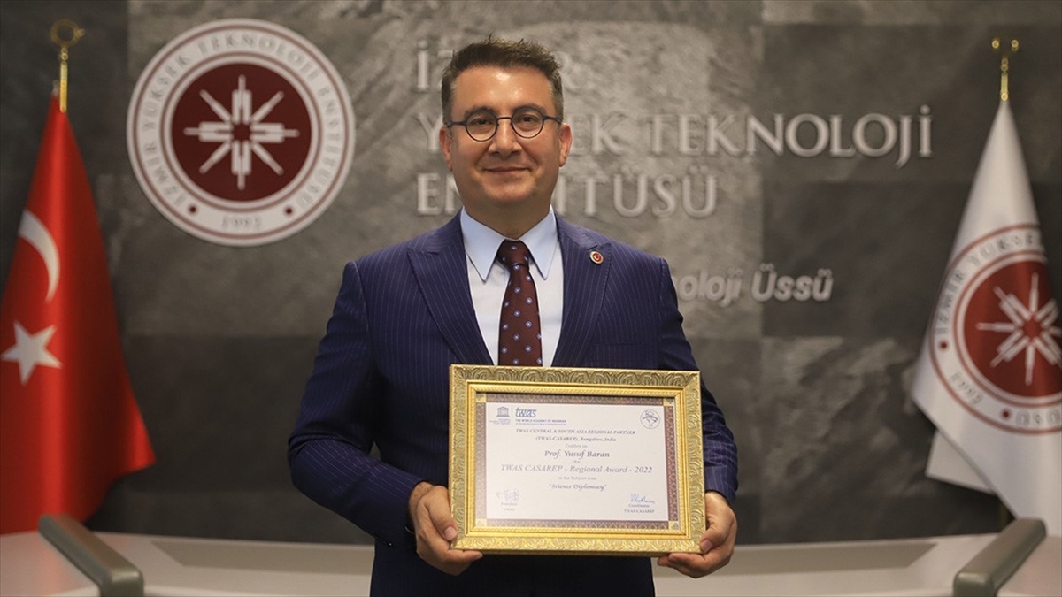 iyte-rektoru-prof-dr-barana-bilim-diplomasisi-odulu-2gecrAqL.jpg