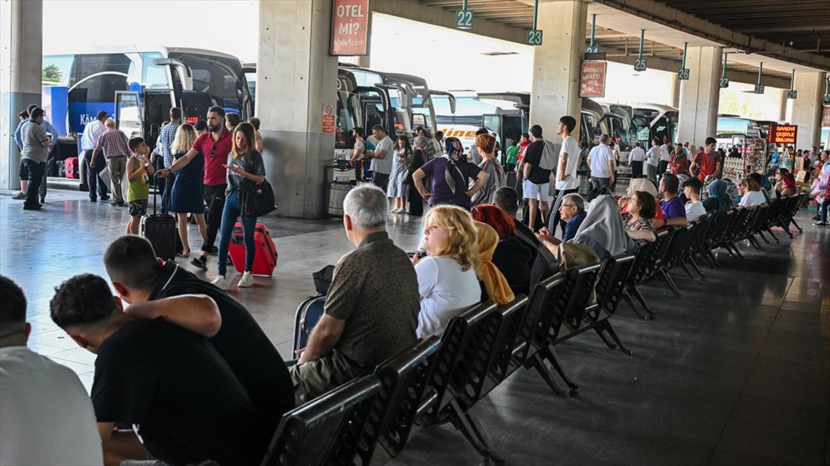 izmirde-otobus-terminalinde-bayram-hareketliligi-erken-basladi-S3iYYFP6.jpg