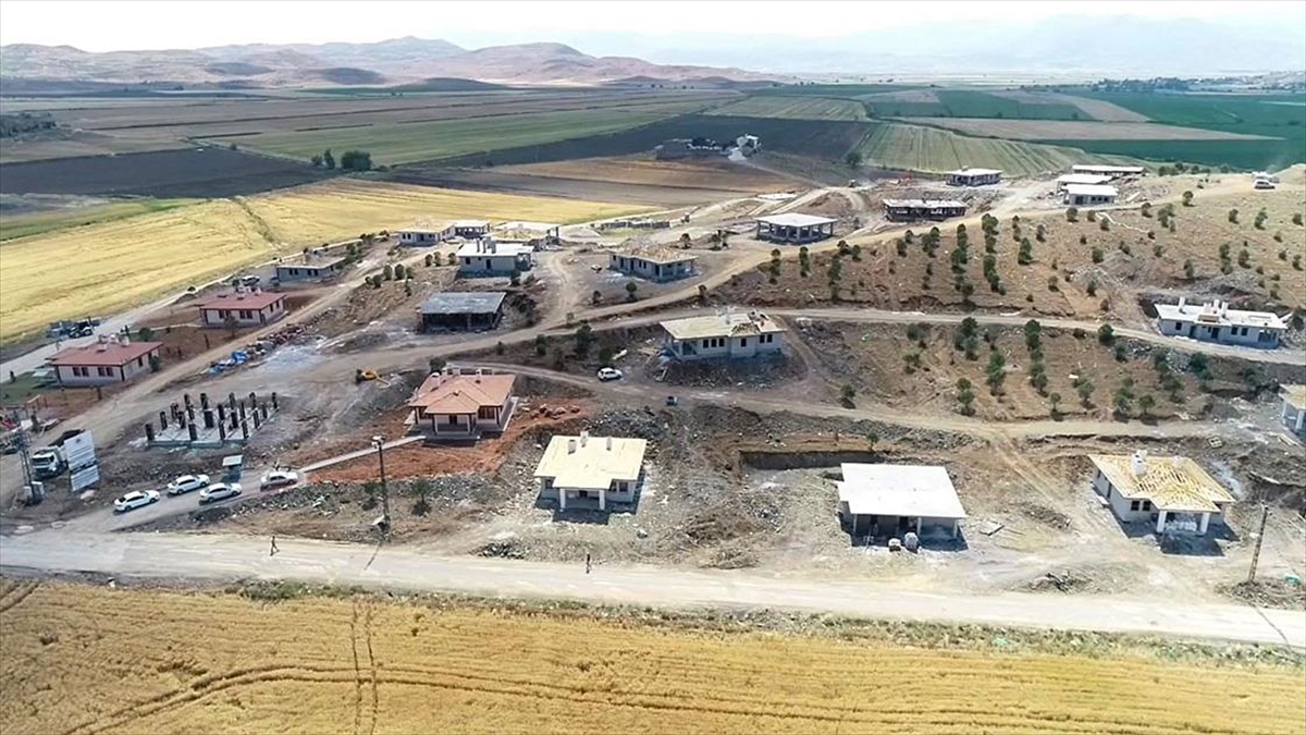 kahramanmarasin-turkoglu-ilcesinde-koy-tipi-afet-konutlarinin-yapimi-suruyor-lJIqxcuU.jpg
