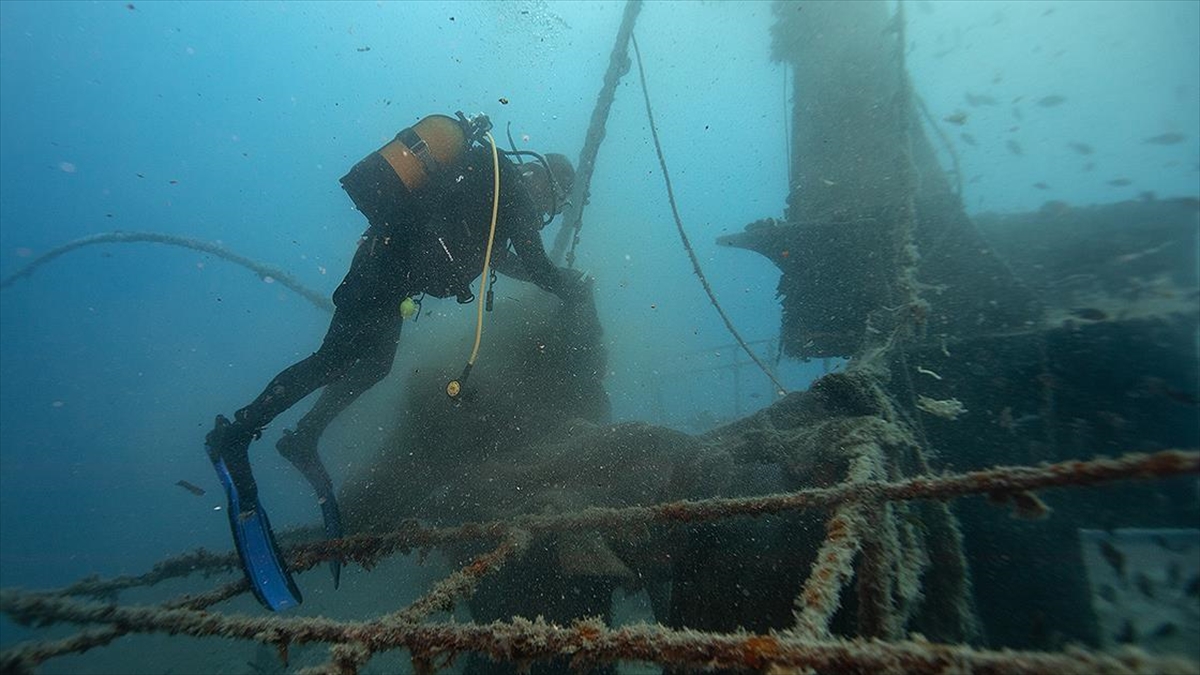 karaburunda-30-metre-derinlikteki-batiktan-hayalet-ag-topladilar-JZVNwrDq.jpg