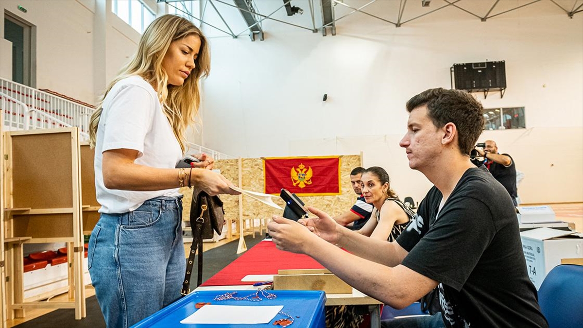 karadagda-erken-genel-secimlerde-oy-kullanma-islemi-basladi-q5uaYbY6.jpg
