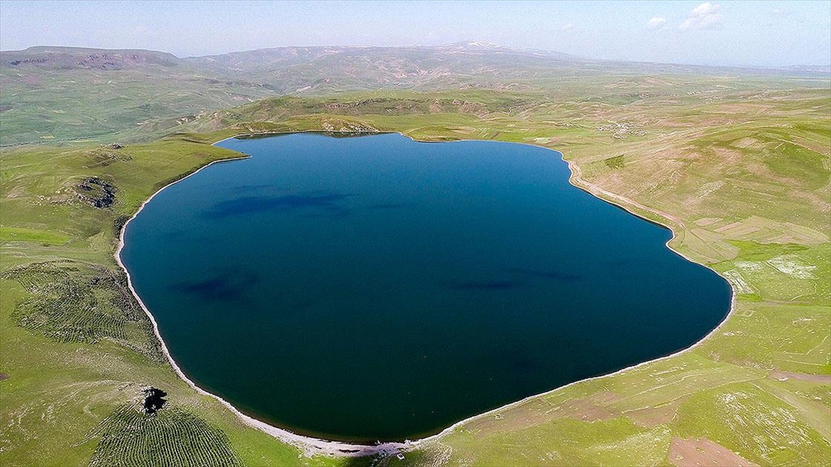 karsta-2-bin-300-rakimdaki-aygir-golu-havadan-goruntulendi-Qlk4UjbN.jpg