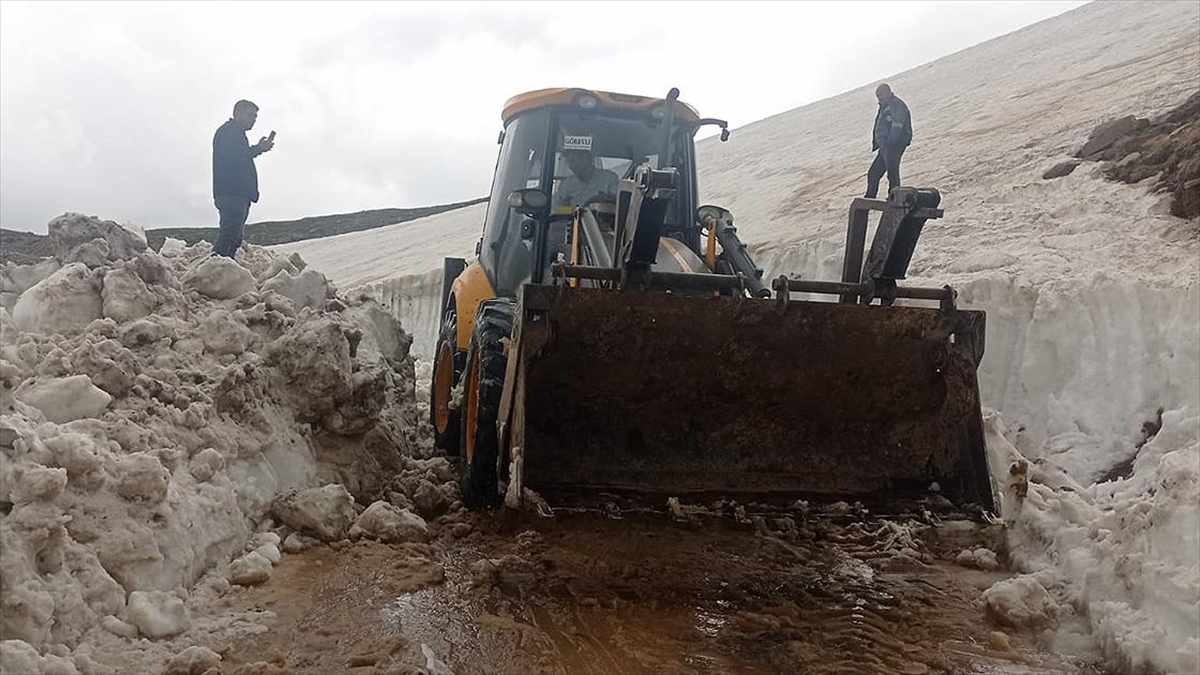 karsta-yayla-yollarinda-karla-mucadele-calismasi-suruyor-5BI6iXxT.jpg