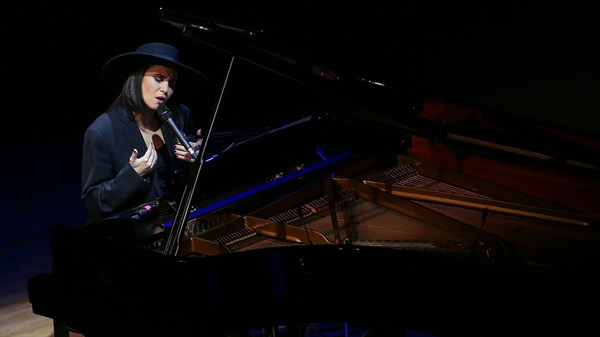 karsu-cesme-acikhava-tiyatrosunda-konser-verecek-wXTZChjt.jpg