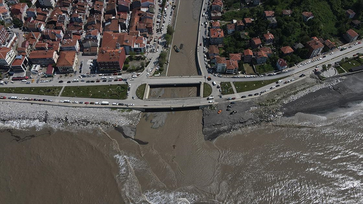 kastamonuda-camurlu-sel-suyu-denizin-rengini-kahverengiye-cevirdi-YNw7BMWv.jpg