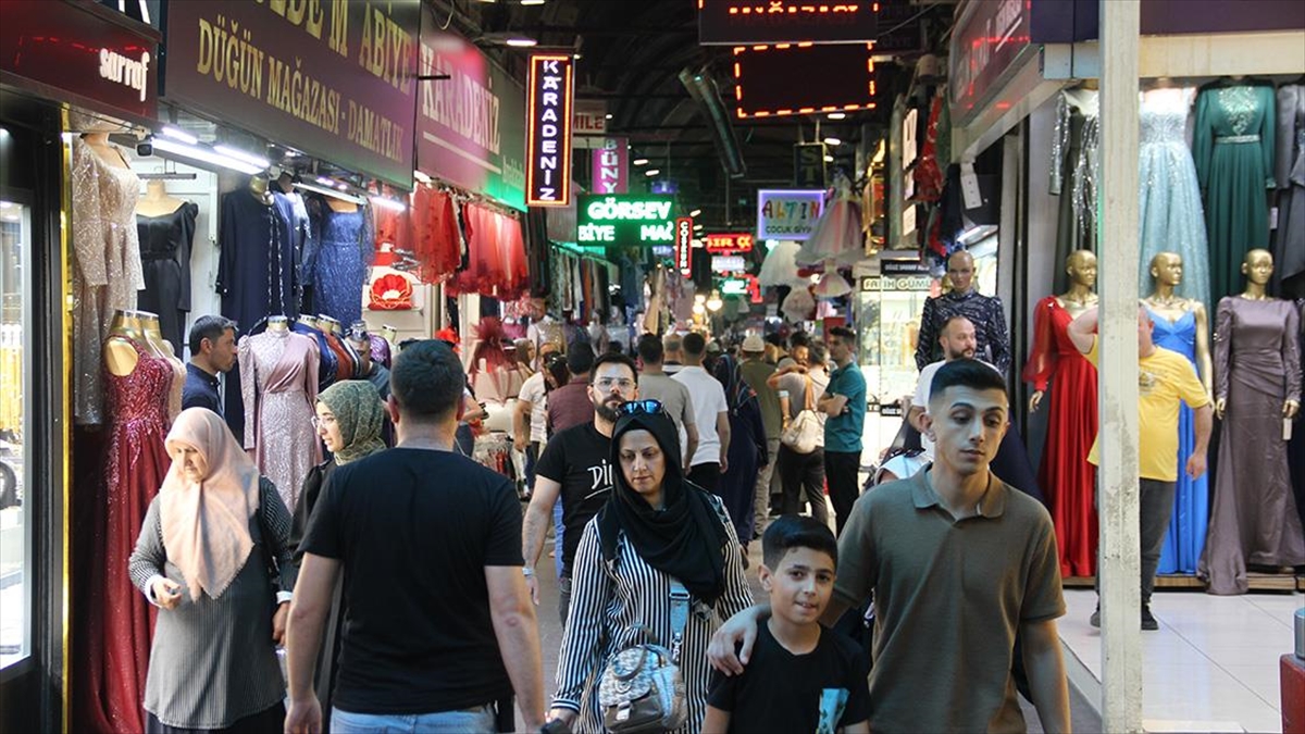 kayseri-ve-kirsehirde-tarihi-carsilarda-bayram-hareketliligi-yasaniyor-QrcwIapB.jpg