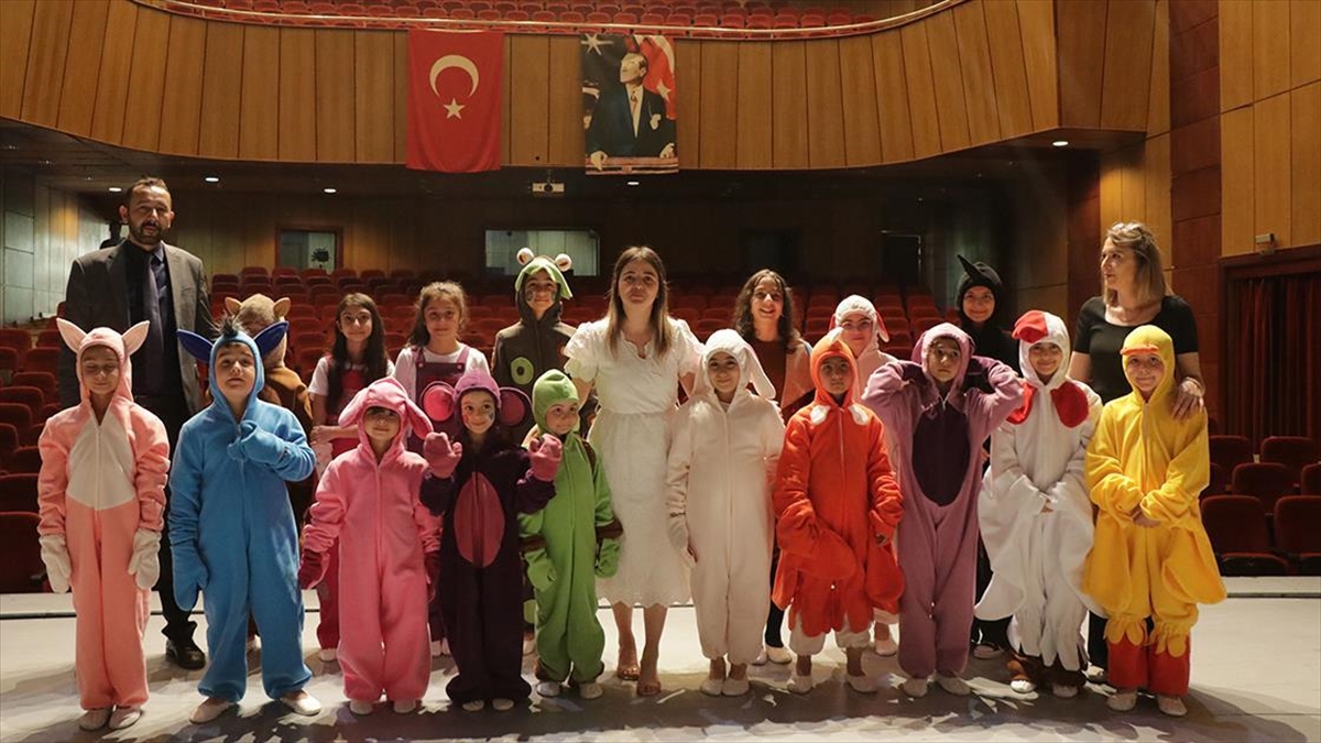 kayseride-sehit-ve-gazi-cocuklarindan-olusan-tiyatro-ekibi-ilk-oyunlarina-hazirlaniyor-NPWpeqGC.jpg