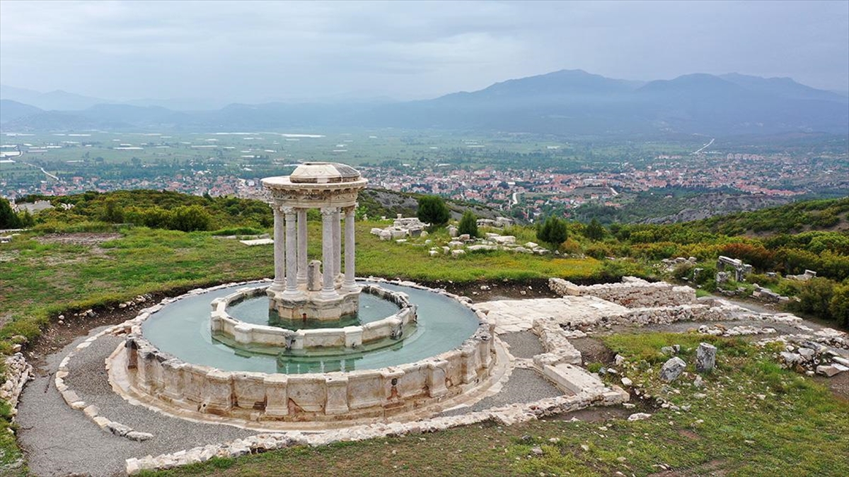 kibyrada-ayaga-kaldirilan-anitsal-cesmeden-1300-yil-sonra-su-akiyor-8QczRlXk.jpg