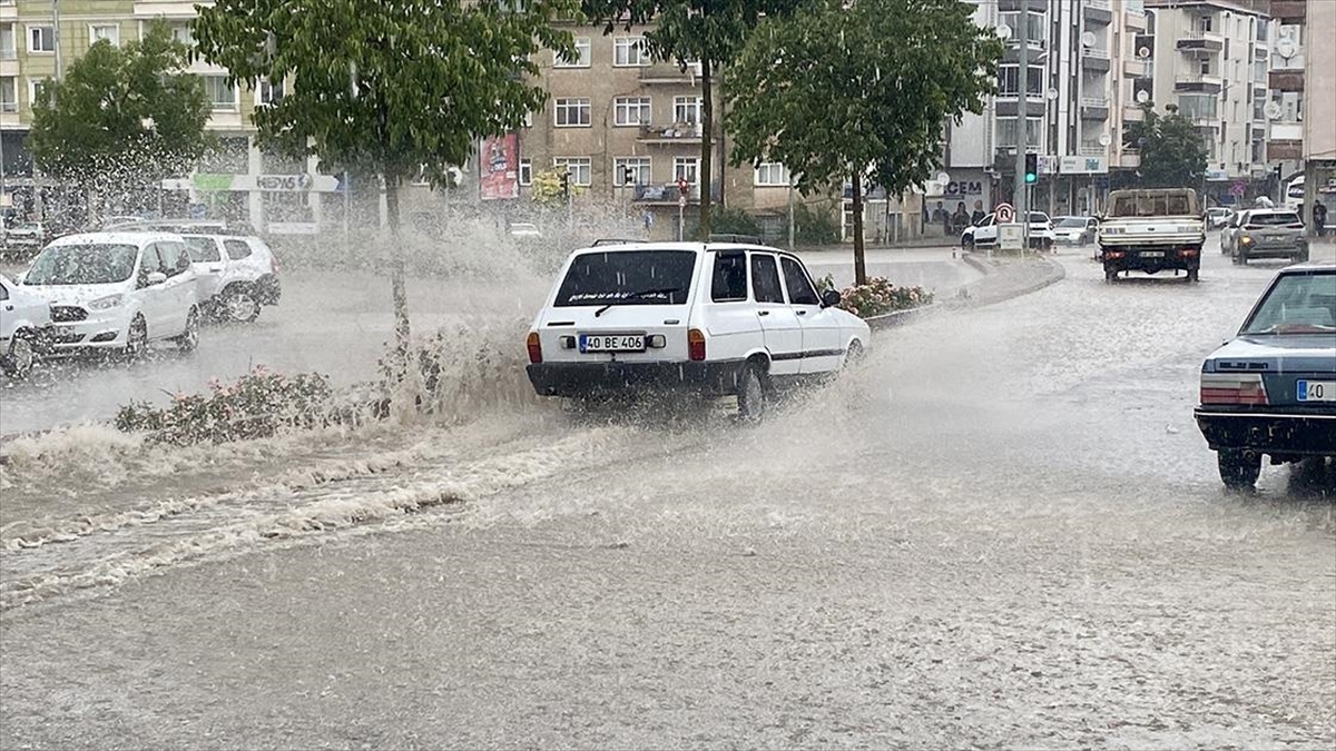 kirsehirde-saganak-hayati-olumsuz-etkiledi-BfuHm8wi.jpg