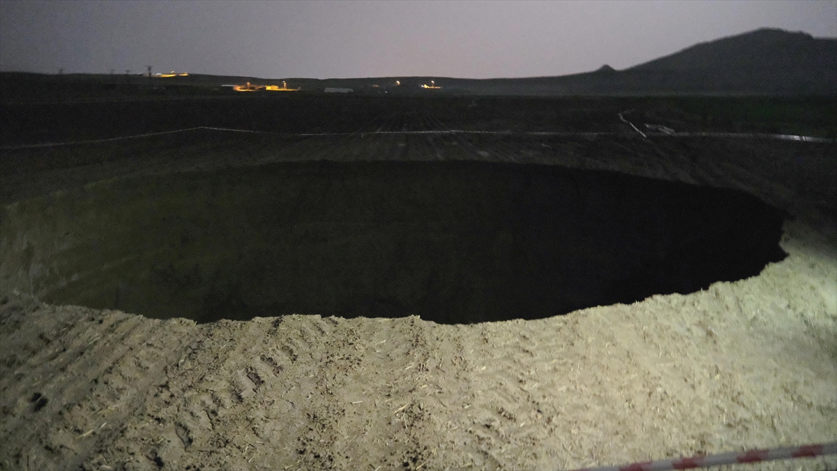 konyada-25-metre-capinda-15-metre-derinliginde-obruk-olustu-NadKM5tV.jpg