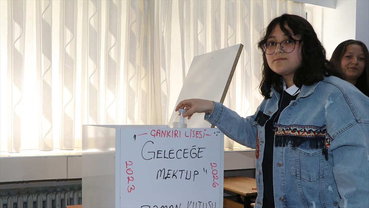 lise-ogrencileri-gelecege-yazdiklari-mektupla-basariyi-hedefliyor-1ba1nYam.jpg