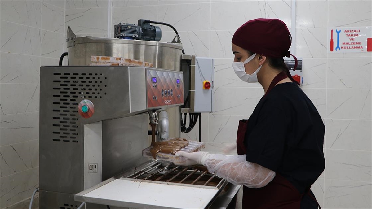 liseli-sefler-cikolata-uretiminden-3-ayda-500-bin-lira-gelir-sagladi-qphiCnTz.jpg