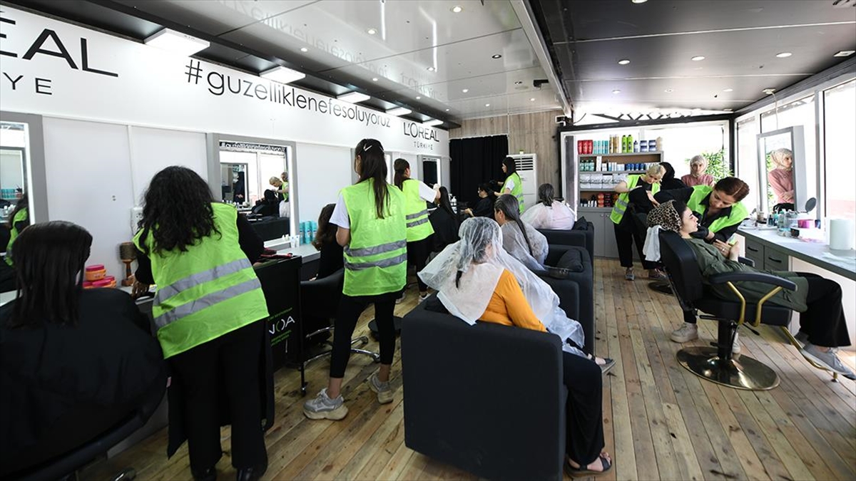 lorealin-mobil-guzellik-servisleri-tiri-deprem-bolgesindeki-kadinlarla-bulustu-fZBshpq6.jpg