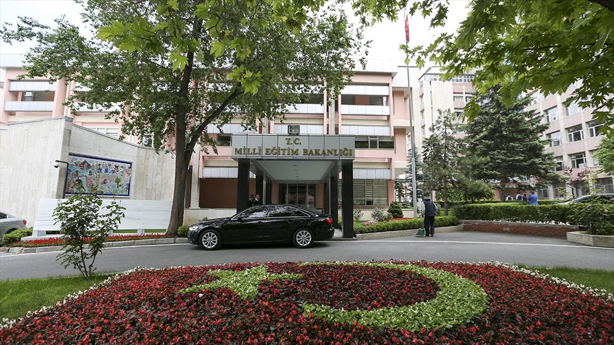 meb-gorevde-yukselme-sinavina-girecek-adaylardan-sinav-ucreti-alinmayacak-x1EKSlLB.jpg