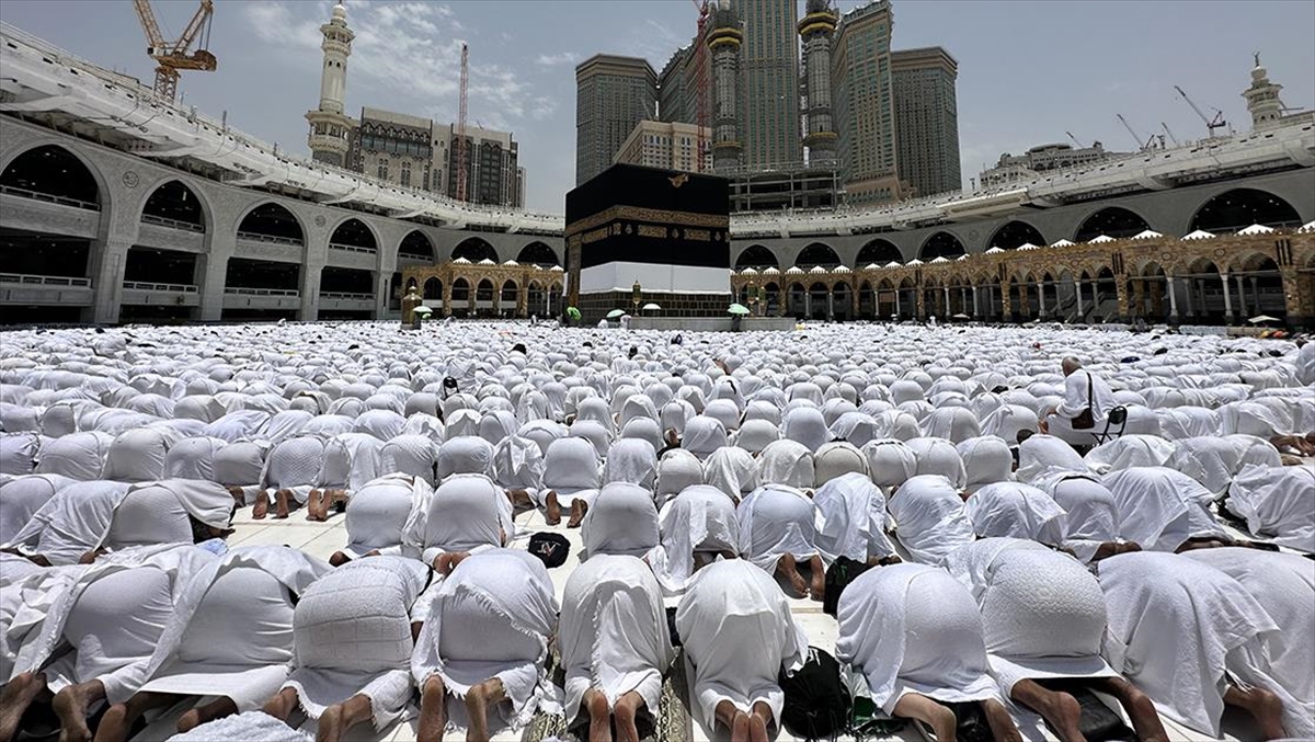 mekke-ve-medinede-cuma-namazi-kilanlarin-sayisi-kovid-19dan-sonraki-en-yuksek-seviyeye-ulasti-NzA9lBgT.jpg