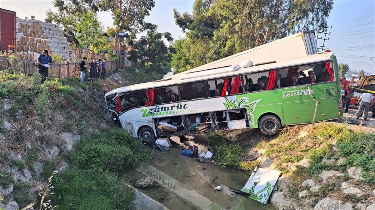 mersinde-yolcu-otobusu-kamyonla-carpisti-1-kisi-oldu-28-kisi-yaralandi-MCOlzLer.jpg