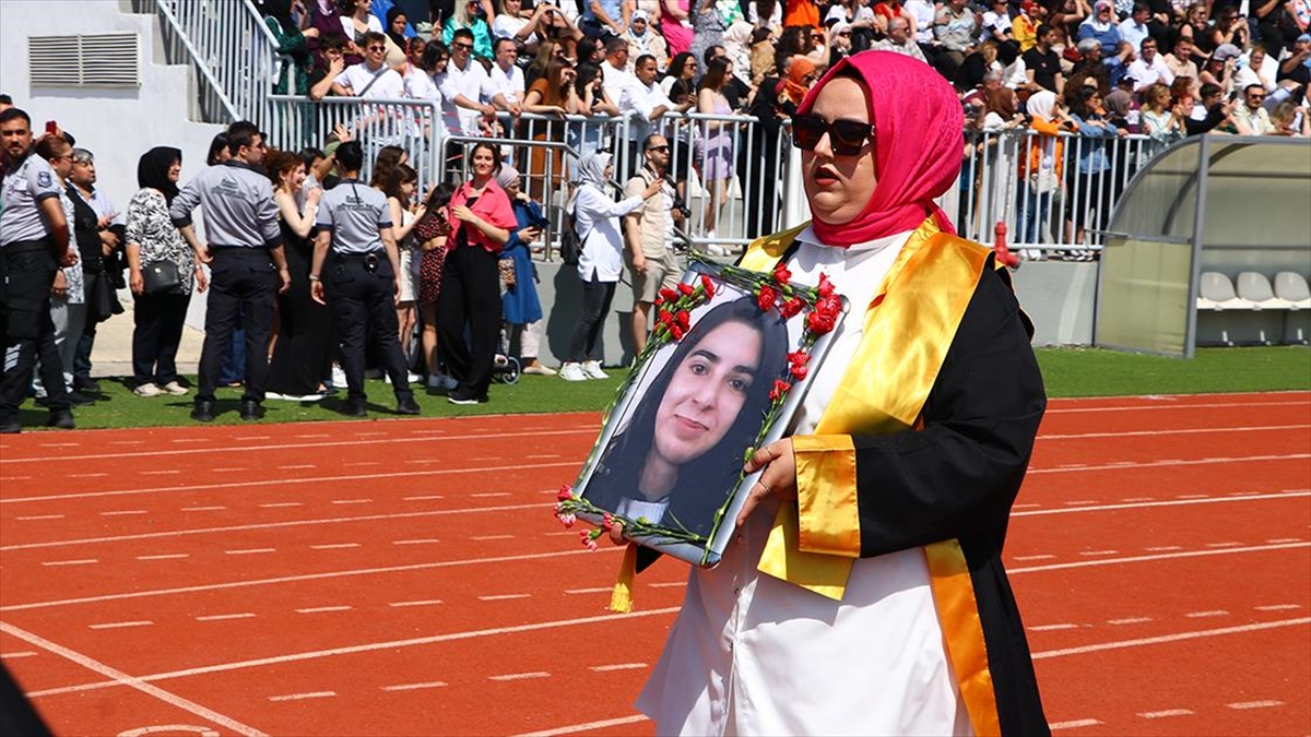 mezuniyet-toreninde-ogrenciler-depremde-hayatini-kaybeden-arkadaslarinin-fotografiyla-yurudu-18IIMSDP.jpg