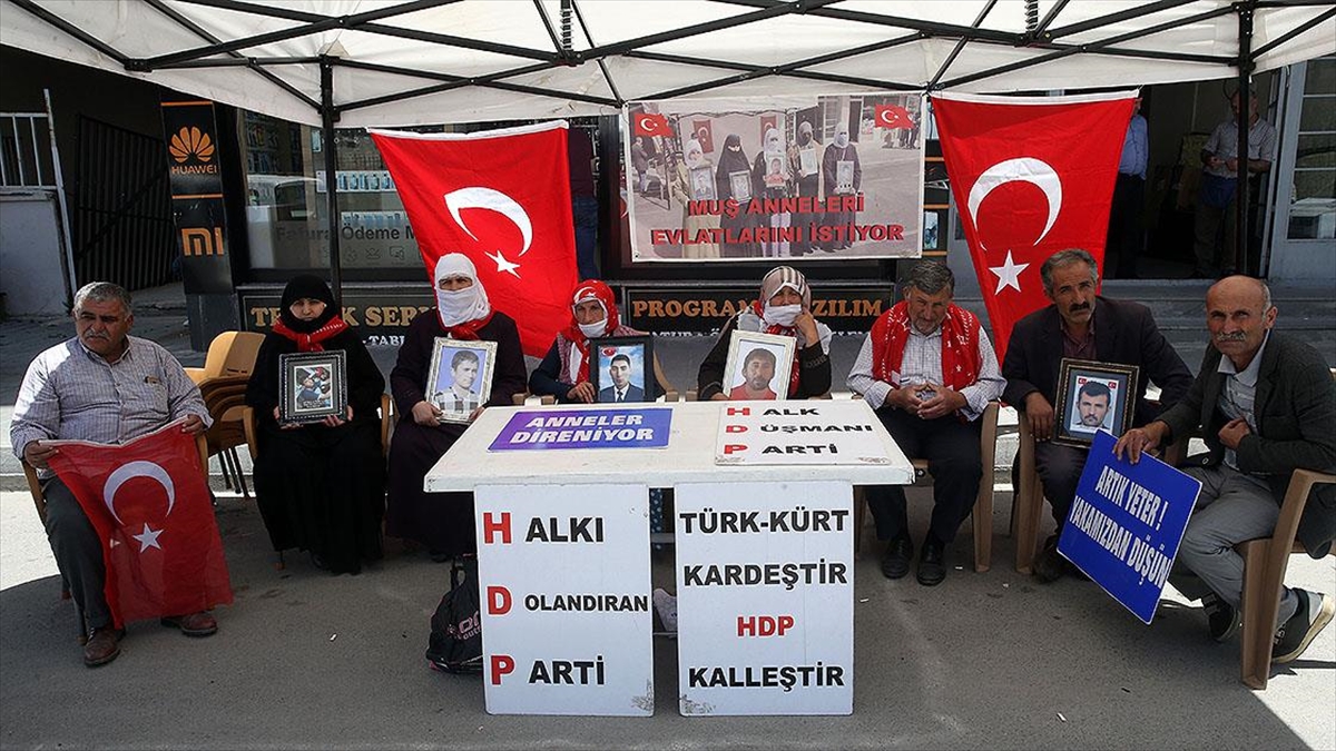 muslu-aileler-cocuklari-icin-hdp-onundeki-eylemlerini-surdurdu-VHKJAu2M.jpg