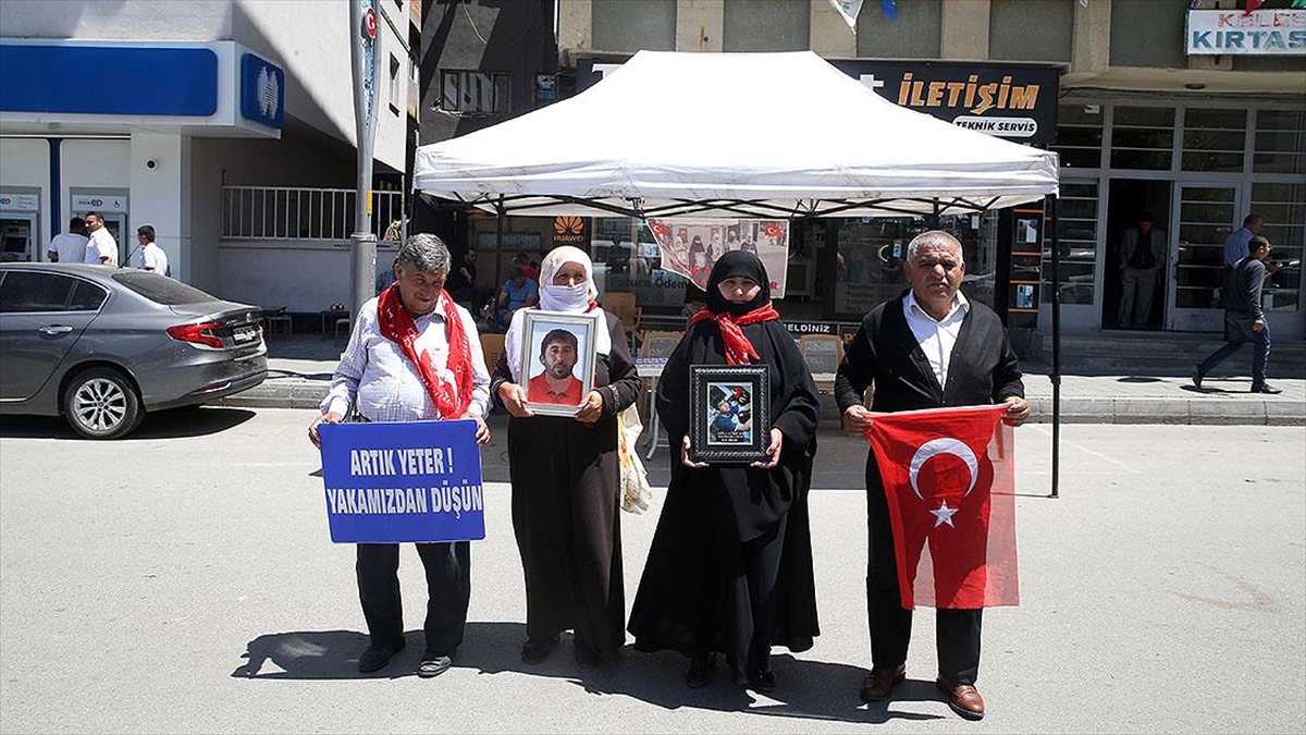 muslu-aileler-cocuklarina-kavusma-umidiyle-hdp-onundeki-eylemlerini-surduruyor-f2E8xJPh.jpg