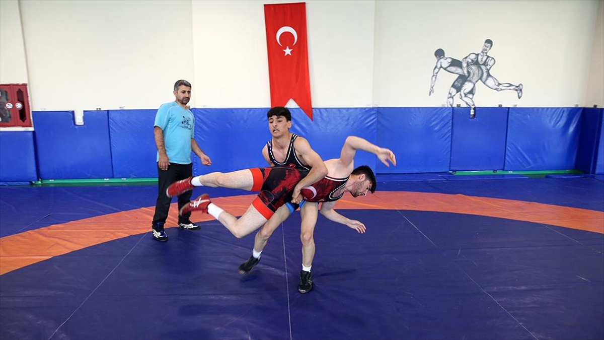 muslu-guresci-dunya-sampiyonlugu-hedefiyle-gunde-6-saat-antrenman-yapiyor-EZMDaqNA.jpg