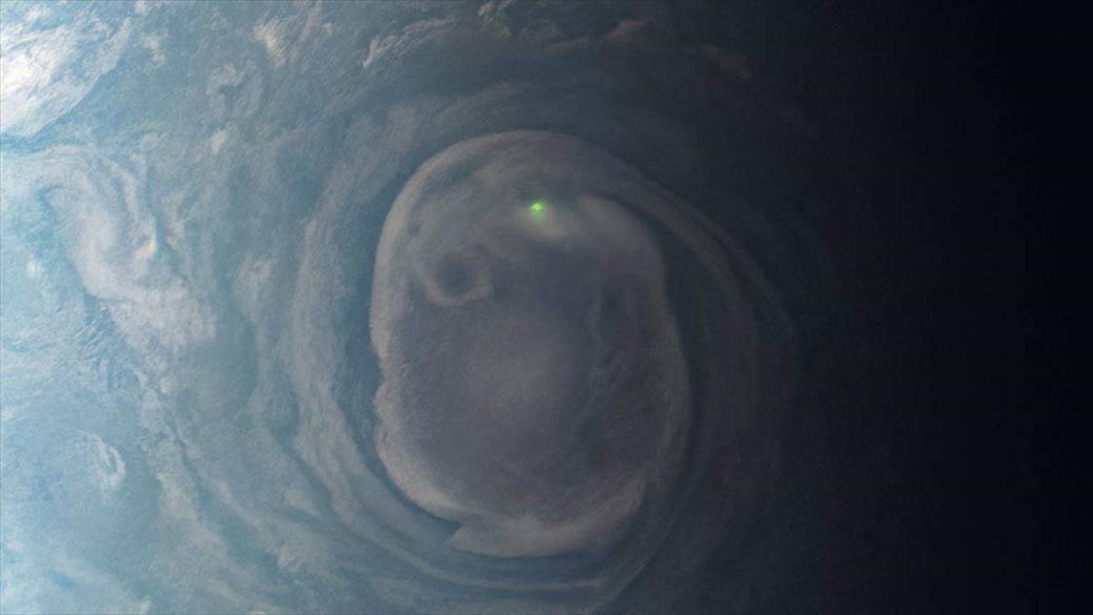 nasanin-juno-uzay-araci-jupiterde-yesil-parlak-bir-kurenin-fotografini-cekti-6FVHjCPX.jpg