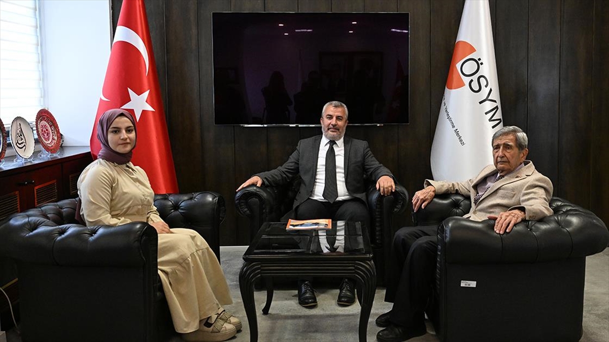 osym-baskani-ersoy-yksnin-en-genc-ve-en-yasli-adaylarini-agirladi-gQtZd5R7.jpg