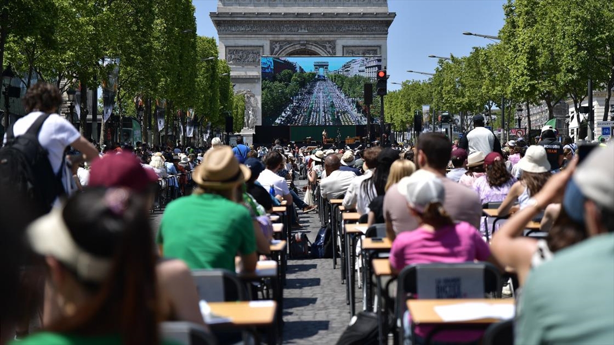 parisin-turistik-caddesi-sanzelize-dikte-yarismasi-icin-ustu-acik-sinifa-donusturuldu-NYkZFS5J.jpg
