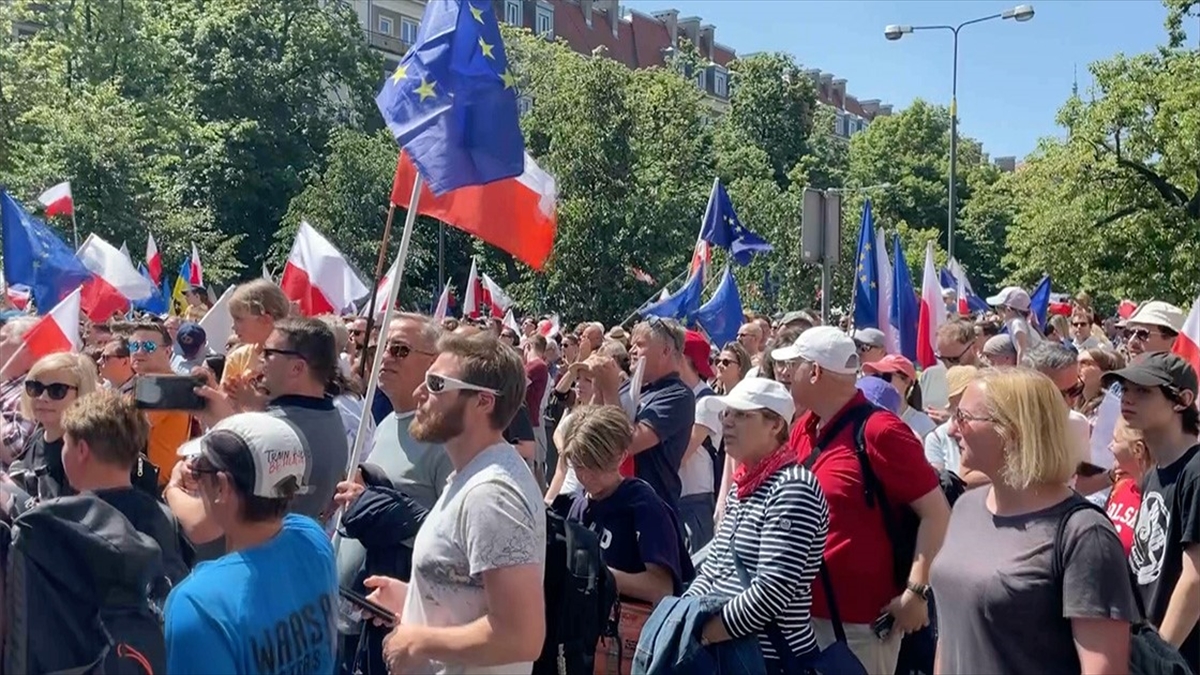 polonyada-halk-son-yillarin-en-buyuk-siyasi-protestosu-icin-bir-araya-geldi-tJckSSkM.jpg