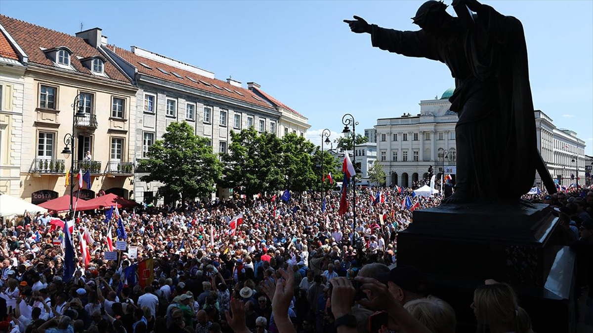 polonyadaki-buyuk-protestoya-500-bin-kisinin-katildigi-belirtildi-GVLiYBhJ.jpg