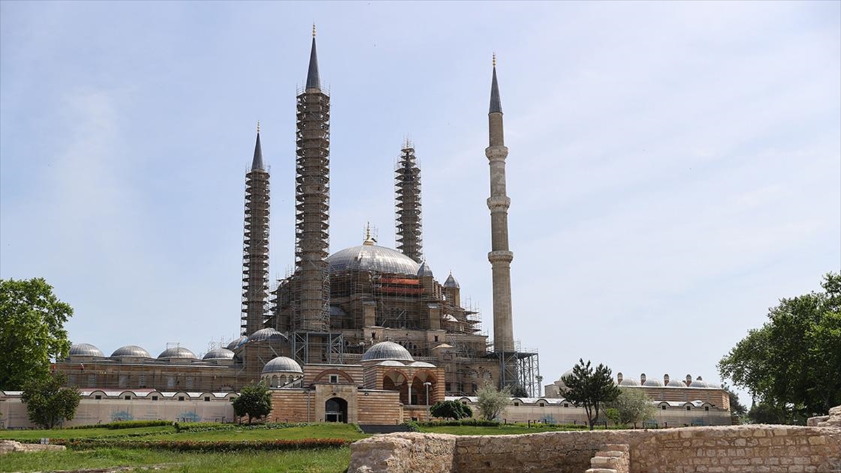 restorasyondaki-selimiye-camisinin-ana-kubbe-aleminin-montaji-tamamlandi-up42dn8h.jpg