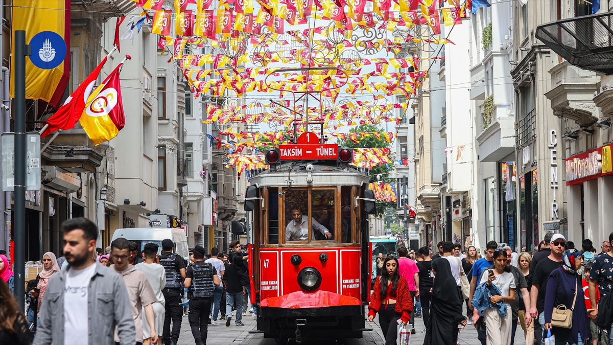 sampiyon-galatasarayin-bayraklari-istiklal-caddesine-asildi-7JPPQeON.jpg