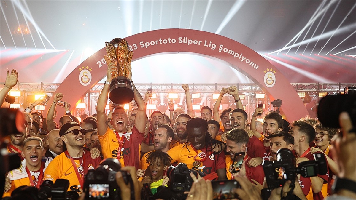 sampiyon-galatasarayli-futbolcular-mutluluklarini-aaya-anlatti-AOF1U2Kw.jpg