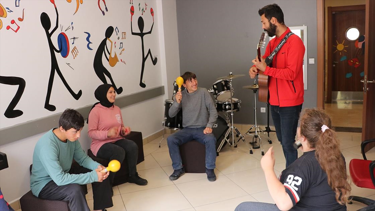 samsunda-ozel-ogrenciler-muzikle-hayatlarini-kolaylastiracak-beceriler-ediniyor-BeUWWvSa.jpg