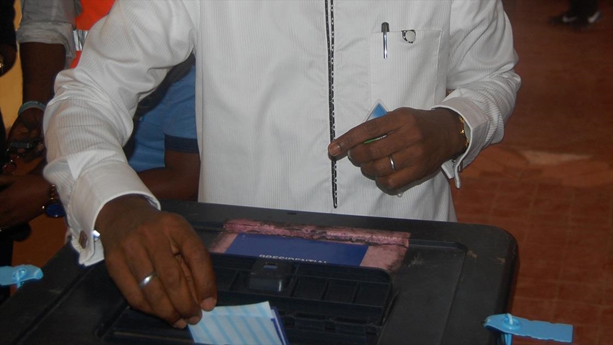 sierra-leone-halki-yarin-sandik-basinda-5ptIaRTg.jpg
