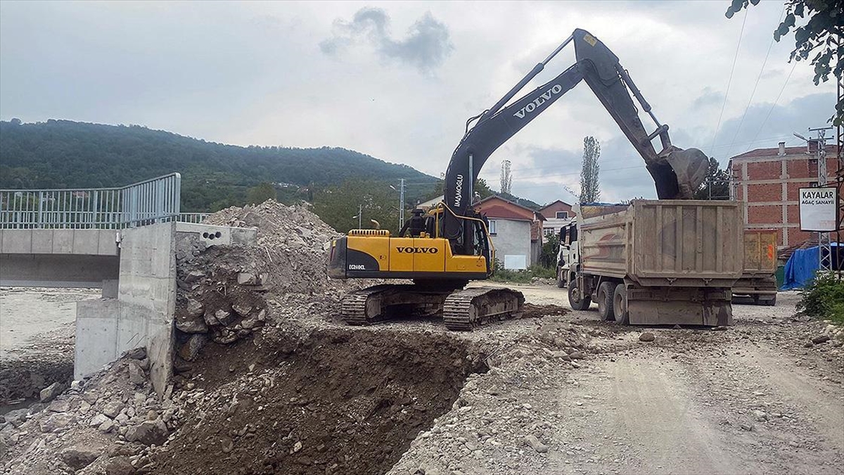 sinopta-saganak-nedeniyle-zarar-goren-yol-ve-kopruler-onariliyor-yxNzuvaI.jpg