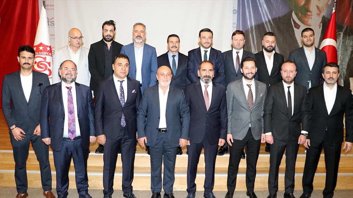 sivassporda-mecnun-otyakmaz-yeniden-baskan-secildi-42V6VSWM.jpg