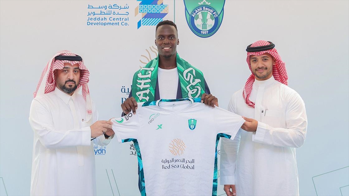 suudi-arabistan-ekibi-al-ahli-kaleci-mendyyi-renklerine-bagladi-wRcGSUfF.jpg