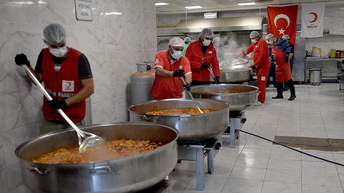 turk-kizilay-deprem-bolgesinde-yemek-dagitimini-surduruyor-E45CgshW.jpg