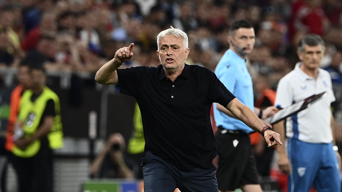 uefadan-jose-mourinhoya-4-mac-men-cezasi-ZxkUQPIJ.jpg