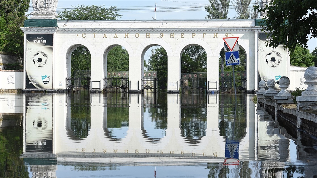 ukrayna-hersonda-su-seviyesi-20-santimetre-dustu-xpeXdwts.jpg