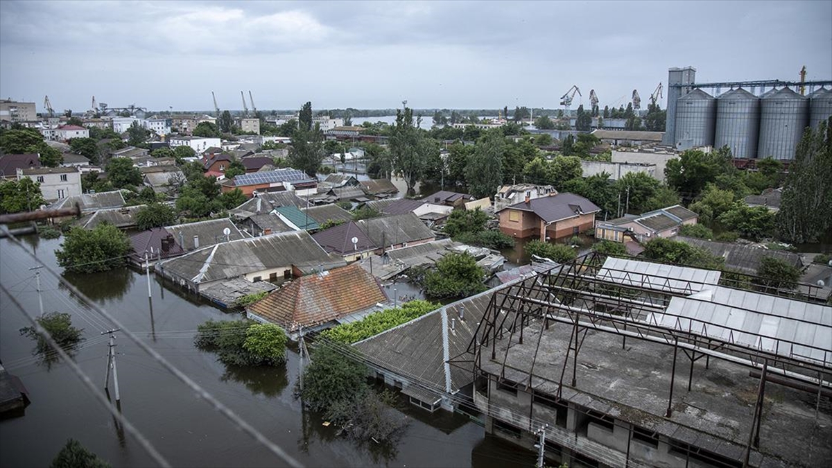 ukrayna-kahovka-barajinin-vurulmasi-sonucu-meydana-gelen-selde-6-kisi-oldu-AsfZcwwg.jpg