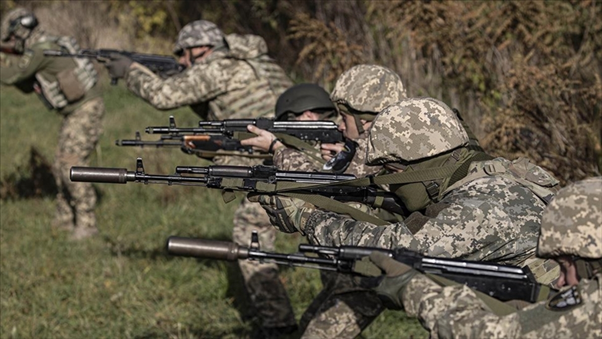 ukrayna-taarruz-basladigindan-bu-yana-guneyde-130-kilometrekare-alan-kurtarildi-njQe3N2Q.jpg